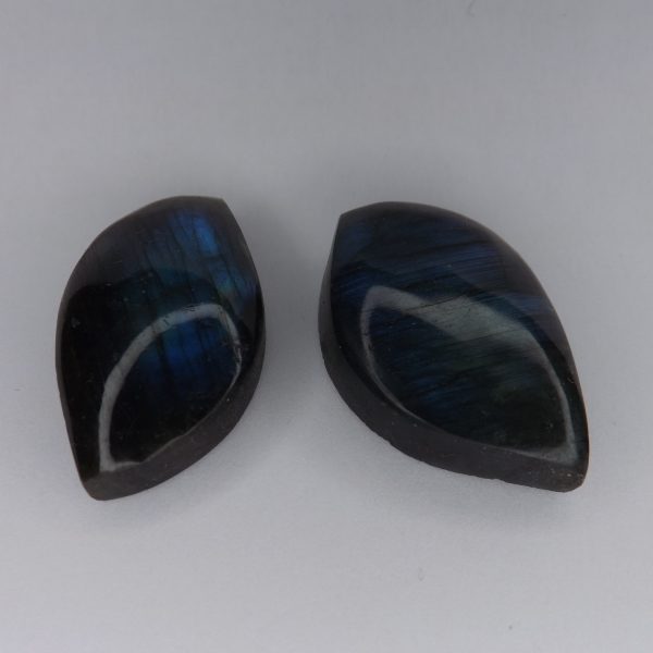 Pierre taillée Labradorite bleue – Forme libre