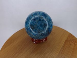 Pierre taillée Sphère Apatite bleue – AA