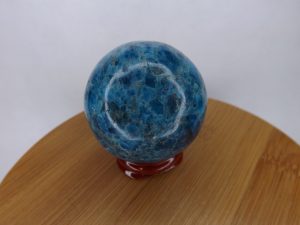 Pierre taillée Sphère Apatite bleue – AA