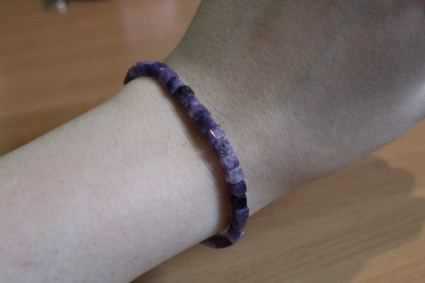 bracelet-jade-lilas-carre-4mm-2