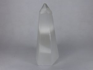 Pointe en Sélénite (Obélisque) – Taille 10cm – A+