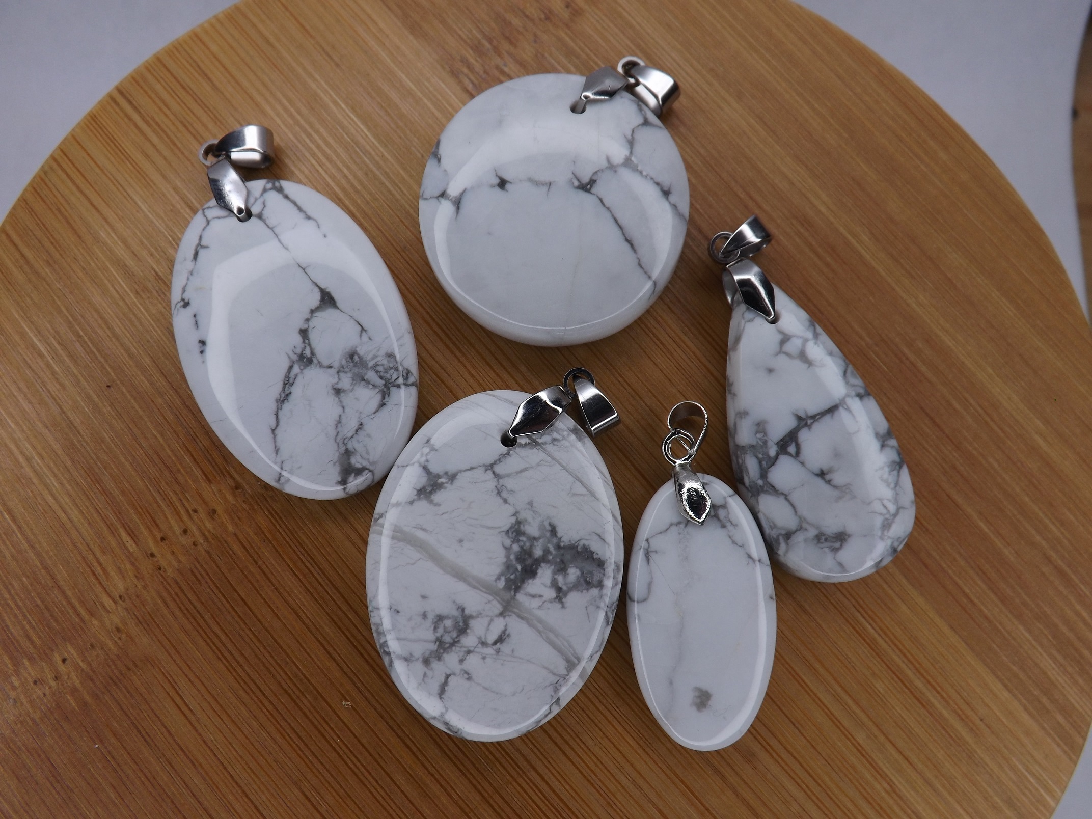 pendentif-cabochon-howlite-1