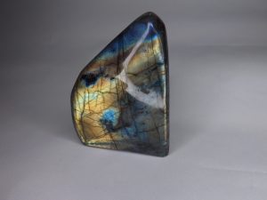 Pierre taillée Labradorite Bleue – Forme libre 425g