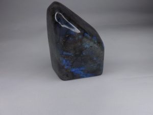 Pierre taillée Labradorite Bleue – Forme libre 425g