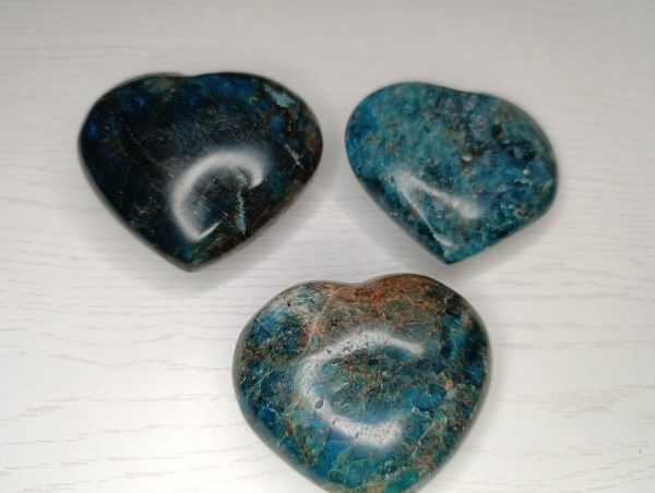 Pierre taillée Coeur Apatite bleue - A