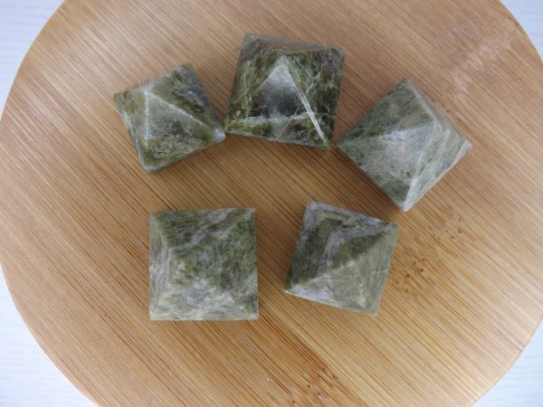 Pyramide en Idocrase (Vésuvianite) qualité AB – Image 2