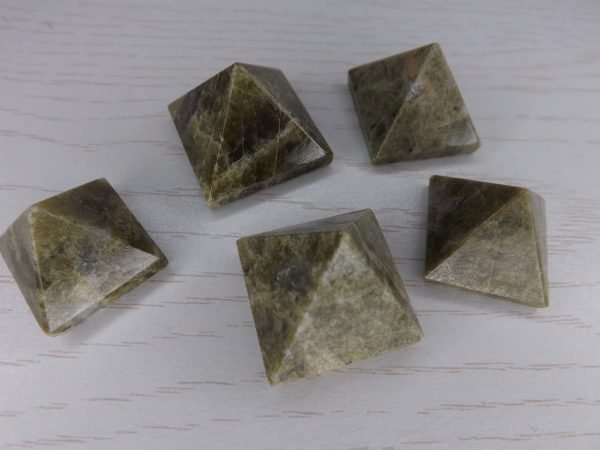 Pyramide en Idocrase (Vésuvianite) qualité AB – Image 3