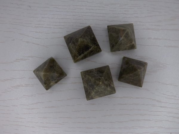 Pyramide en Idocrase (Vésuvianite) qualité AB – Image 4