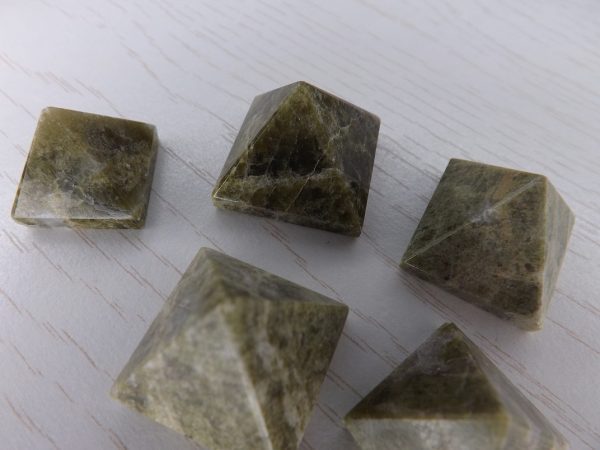 Pyramide en Idocrase (Vésuvianite) qualité AB – Image 5