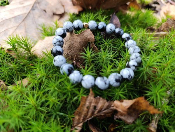 bracelet en obsidienne flocon de neige taille 8mm sur mousse nature