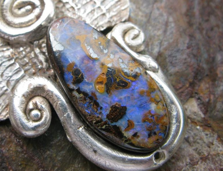 Lire la suite à propos de l’article Les Opales : Pierres de Feu et de Mystère​