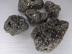 Lire la suite à propos de l’article Les vertus de la pyrite en lithothérapie : protection, confiance et énergie