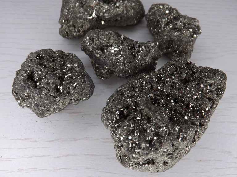 Lire la suite à propos de l’article Les vertus de la pyrite en lithothérapie : protection, confiance et énergie