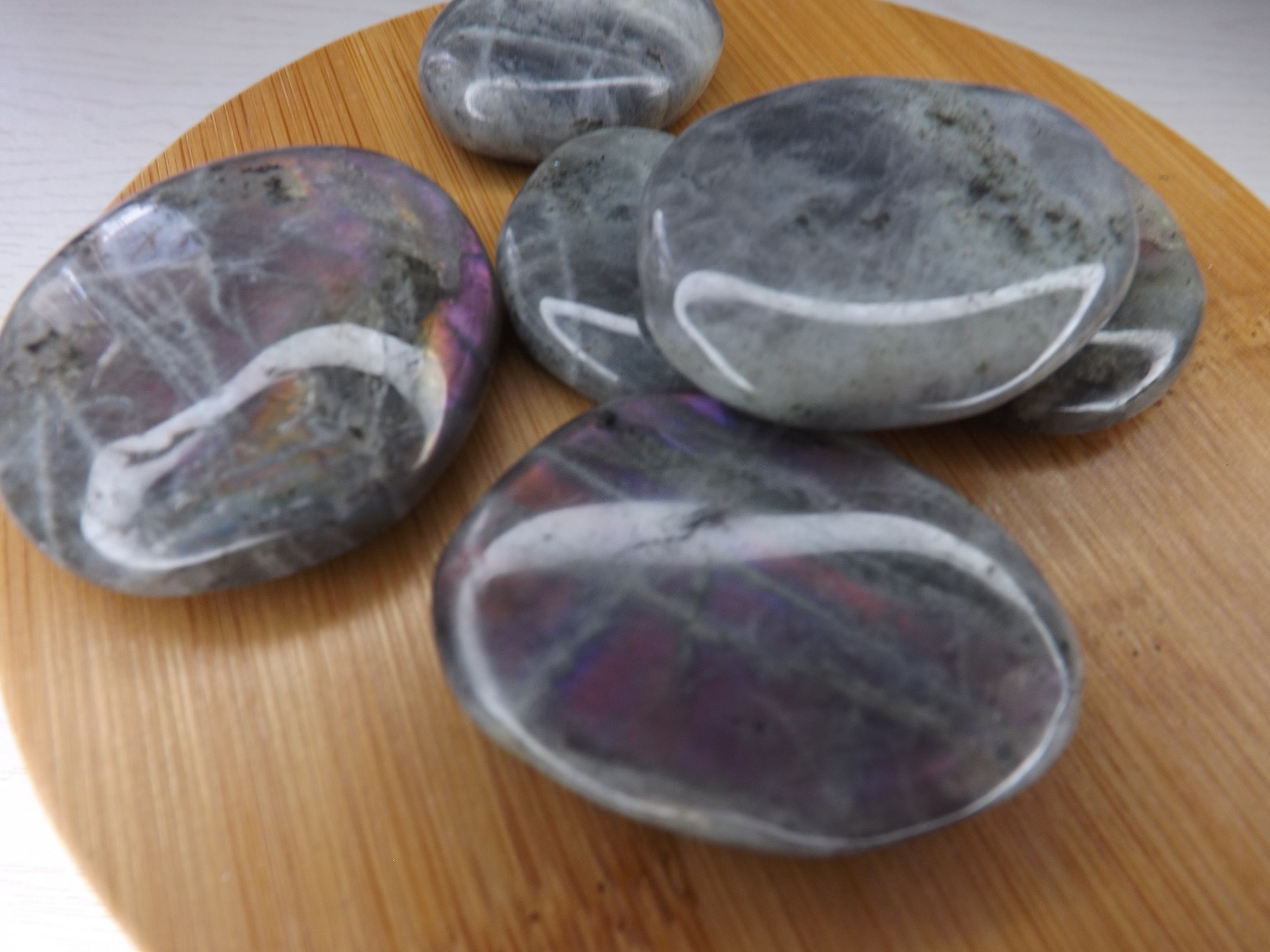 pierre en labradorite violette qualité AA madagascar galet 30 à 50mm