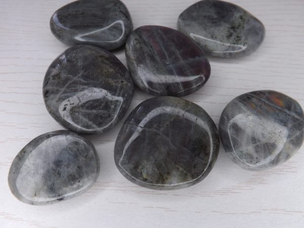 pierre en labradorite violette qualité AA madagascar galet 30 à 50mm