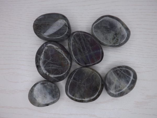 pierre en labradorite violette qualité AA madagascar galet 30 à 50mm