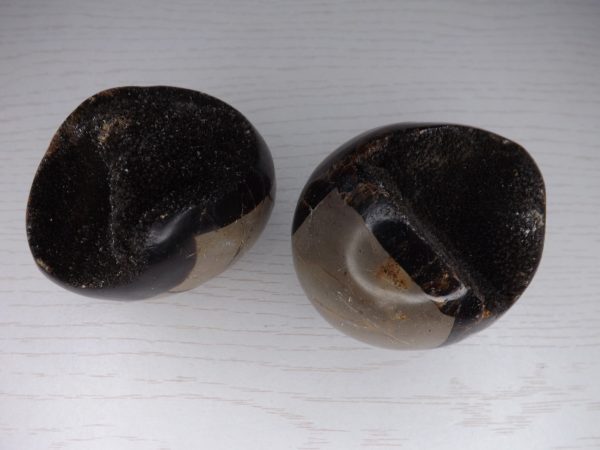 oeuf septaria noire 7cm par 5cm madagascar qualité A