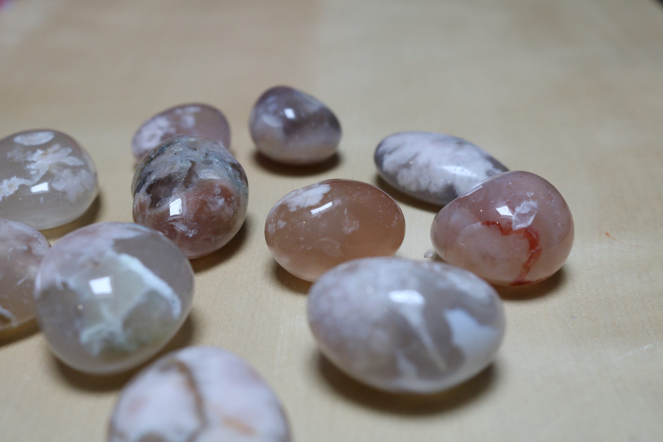 pierre roulée en agate fleur de cerisier 20-30mm qualité AA Madagascar