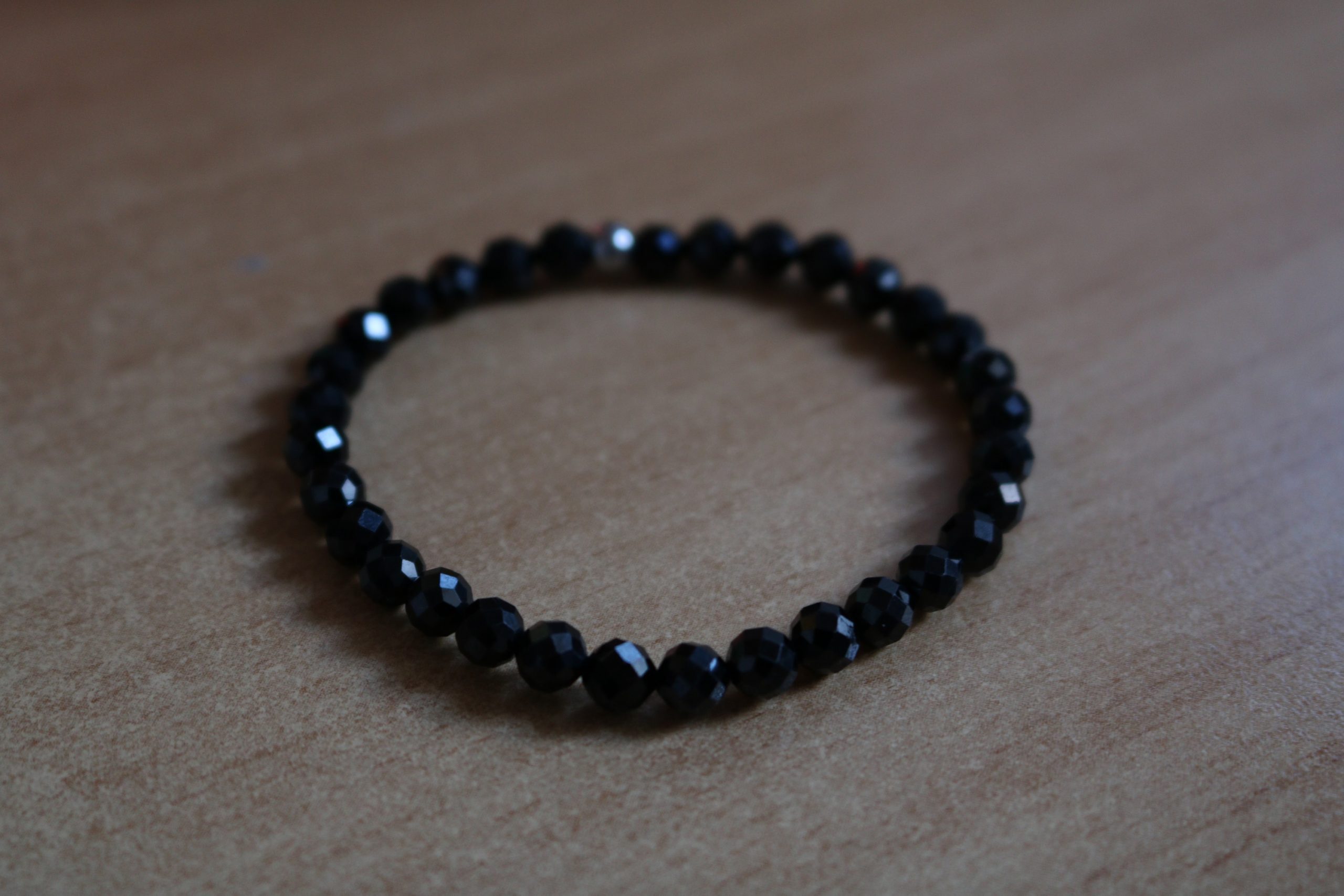 bracelet en spinelle noire 5mm facettes