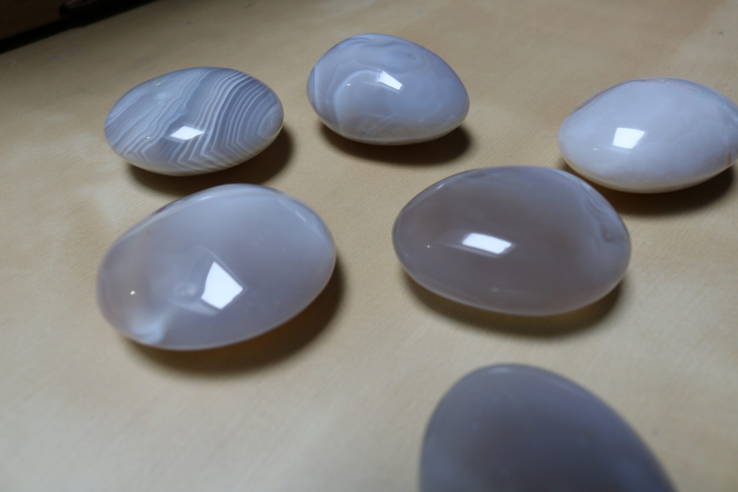 galet en agate grise a bande 40mm qualité A Madagascar