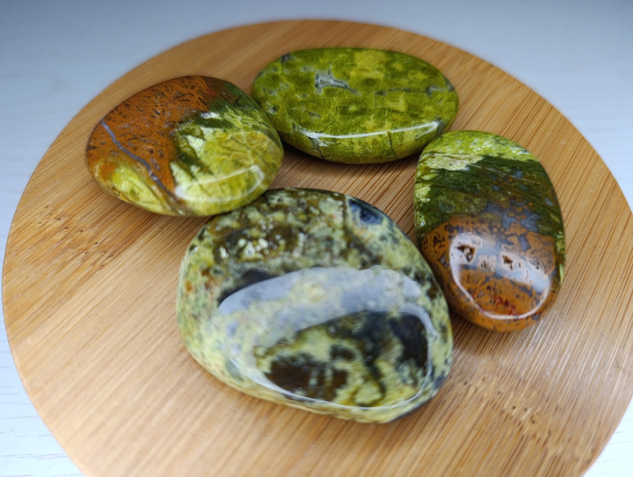 pierre plate opale verte qualité AA de Madagascar 30 à 50mm