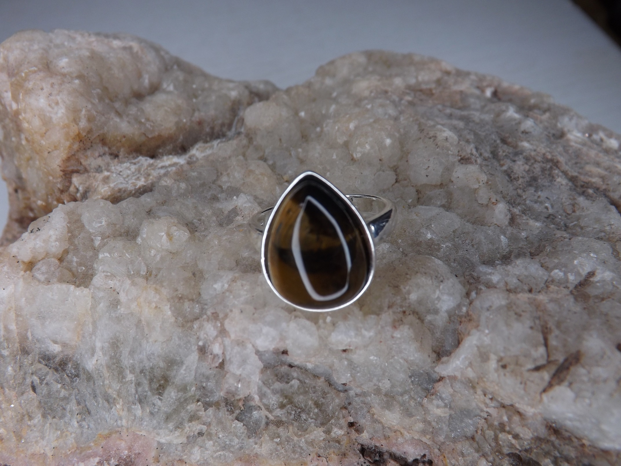 bague goutte en oeil de tigre métal argenté