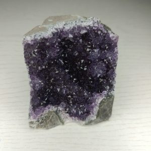 Lire la suite à propos de l’article Les bienfaits de l’améthyste en lithothérapie : propriétés, vertus et utilisation