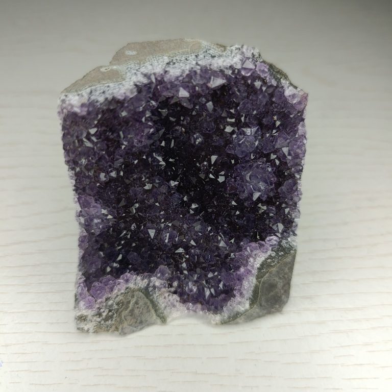 Lire la suite à propos de l’article Les bienfaits de l’améthyste en lithothérapie : propriétés, vertus et utilisation