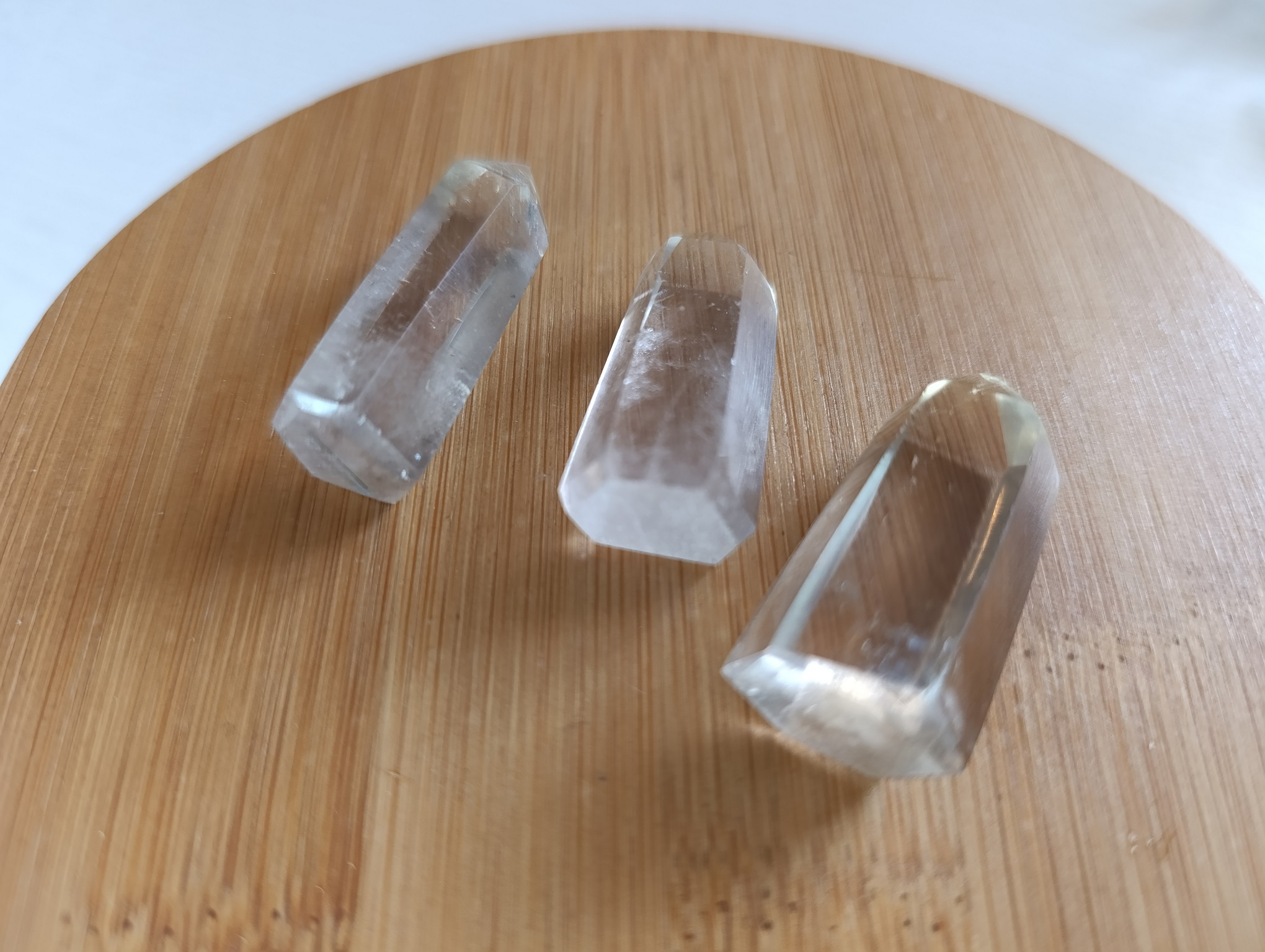 pointes en quartz naturel, blanc et fumée cristal de roche