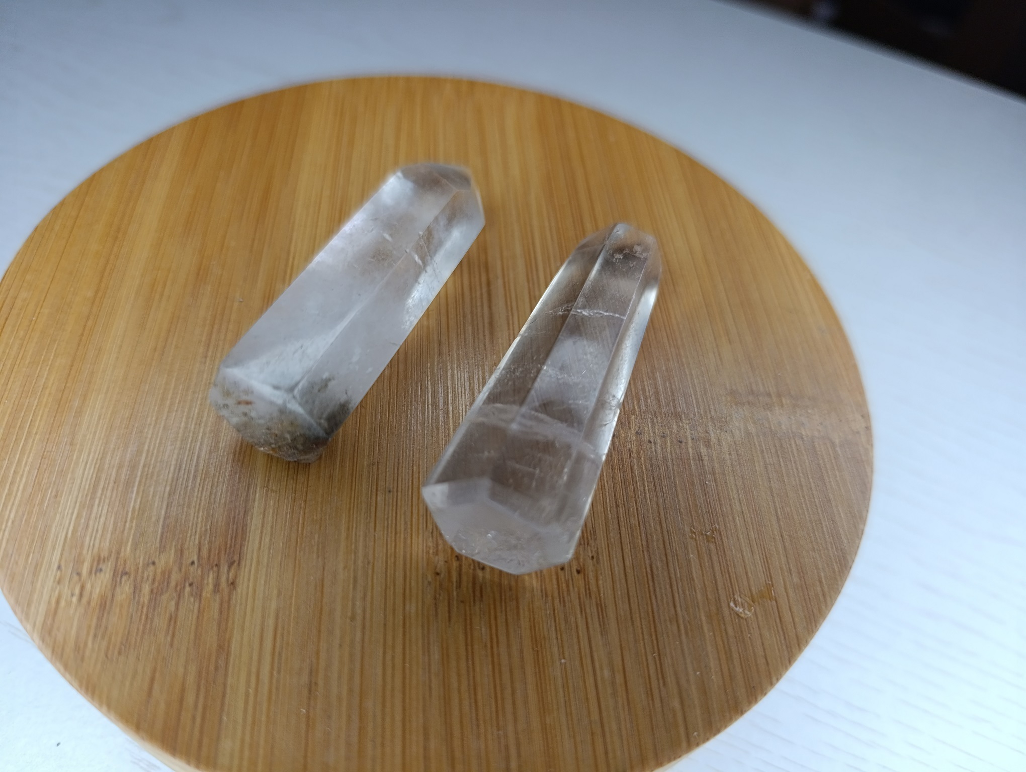 pointes en quartz naturel, blanc et fumée cristal de roche
