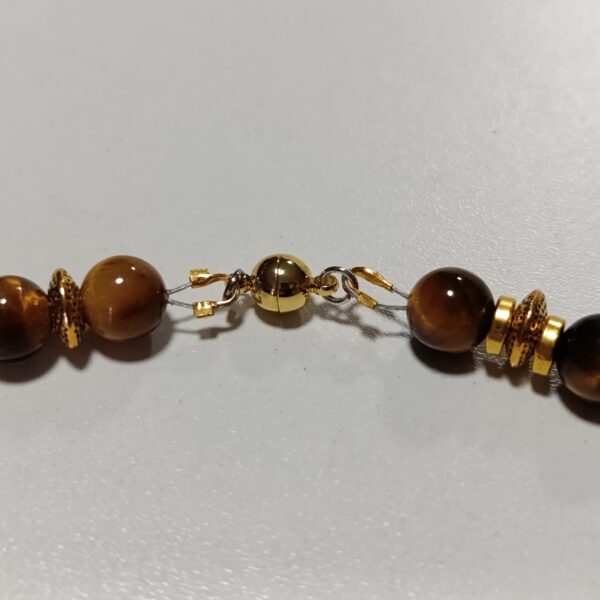 Collier en Oeil de tigre boule 8mm et alliage doré