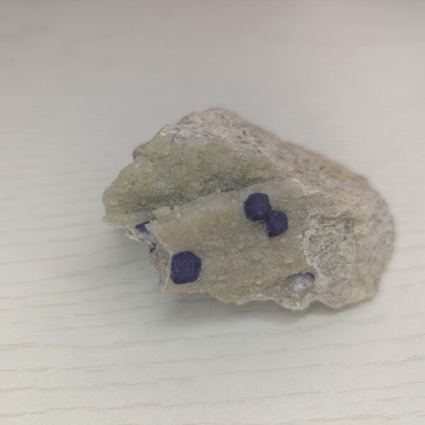 Pierre brute de collection: Fluorine violette sur Quartz, Buxières-Les-Mines, Allier, France