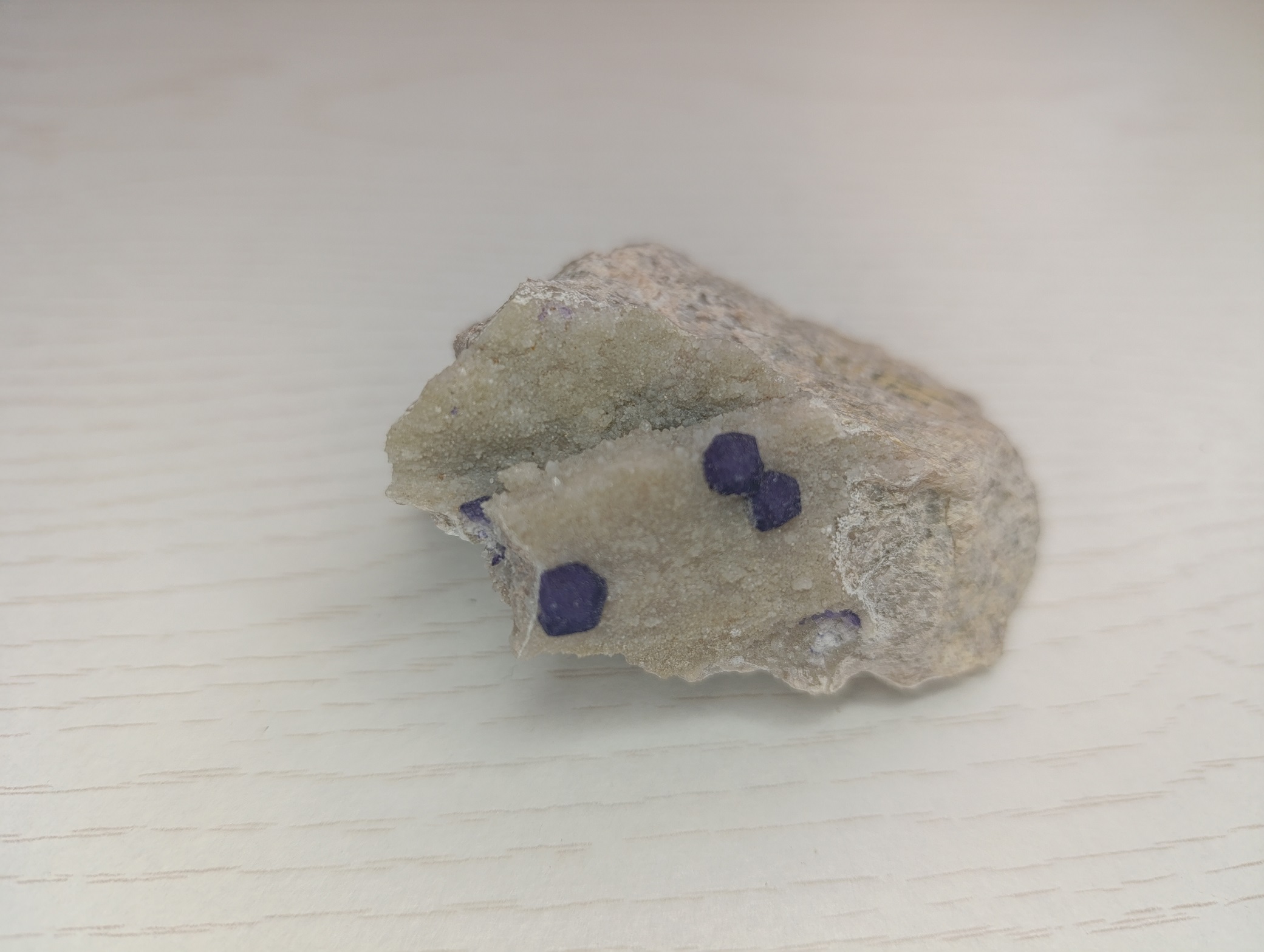 fluorine violette sur quartz Buxières les mines France