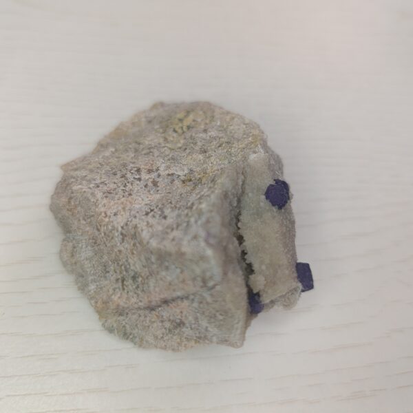 Pierre brute de collection: Fluorine violette sur Quartz, Buxières-Les-Mines, Allier, France