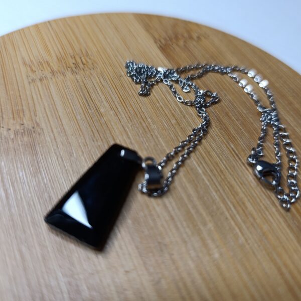 Collier avec pendentif trapèze en obsidienne noire