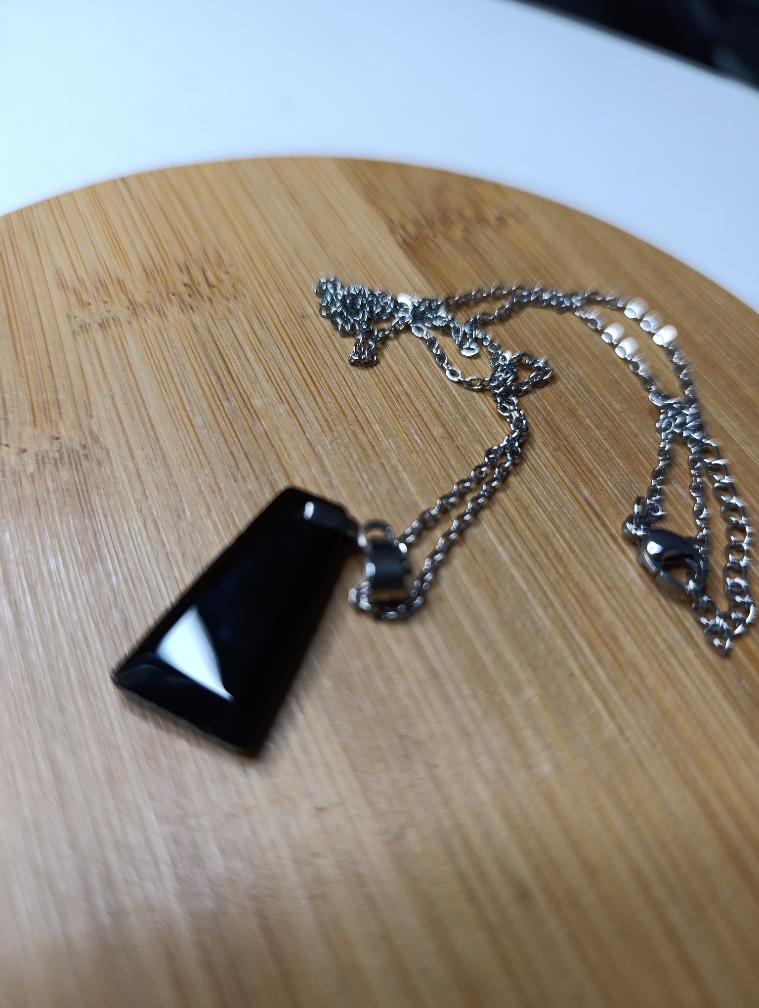 Pendentif en obsidienne noire trapèze