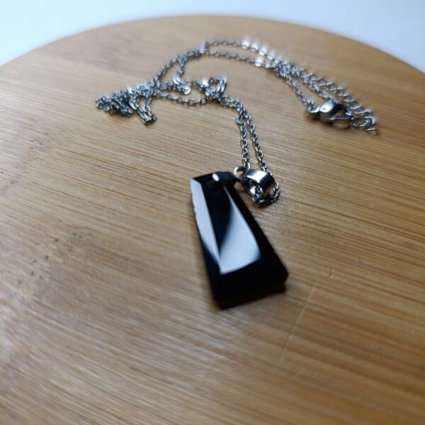 Collier avec pendentif trapèze en obsidienne noire
