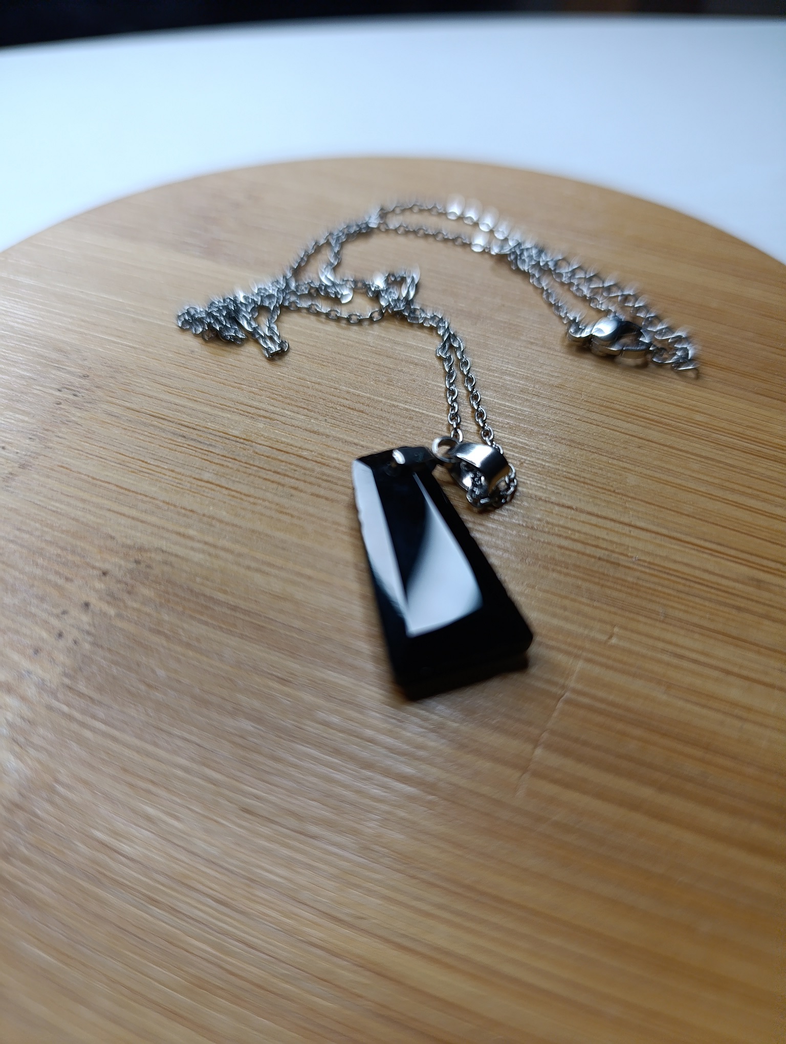 Pendentif en obsidienne noire trapèze