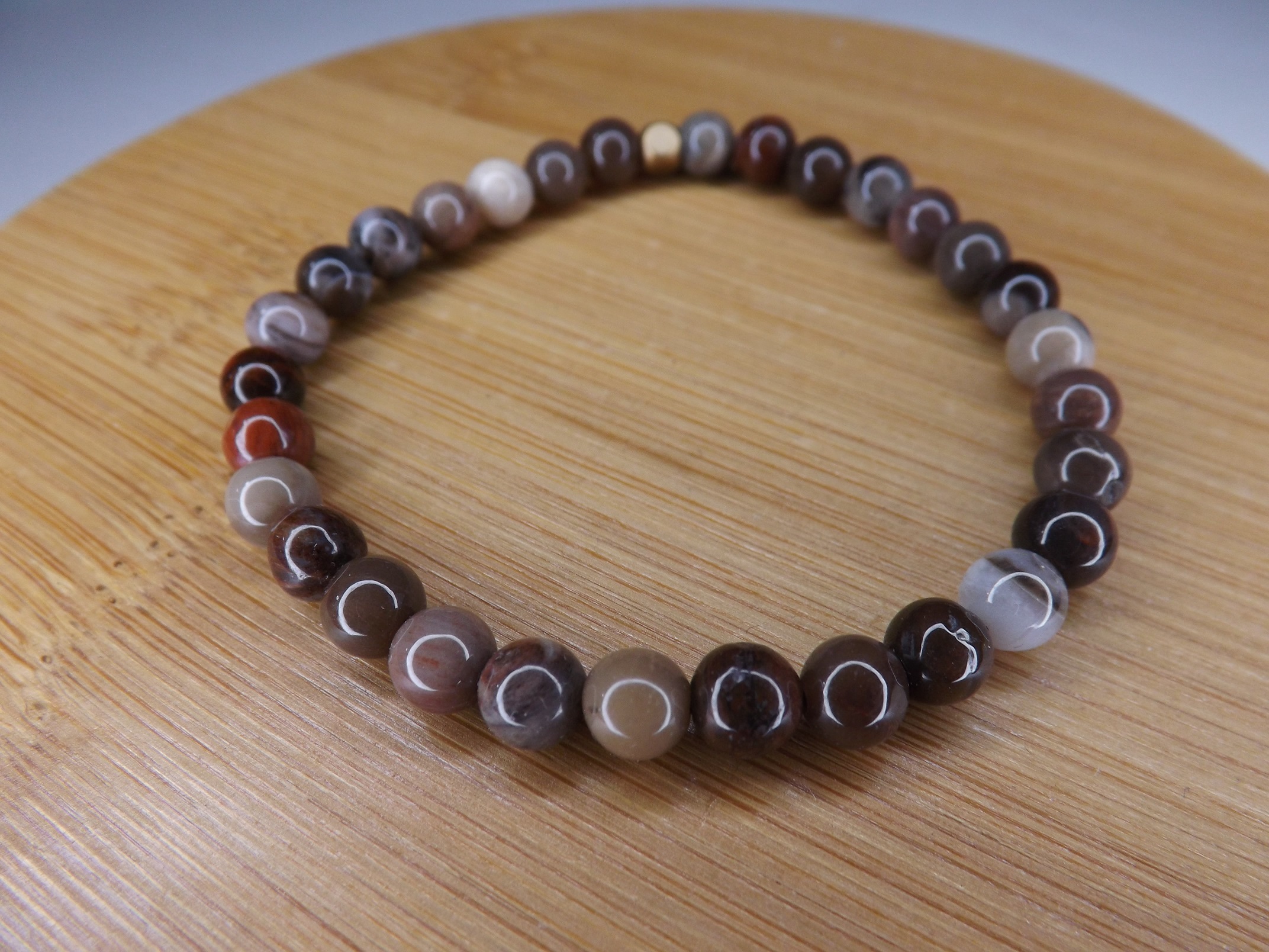 bracelet 6mm en bois fossilisé de Chine. Multicolore