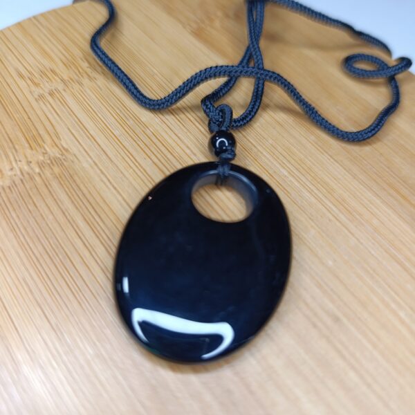 Collier avec pendentif ovale en obsidienne noire