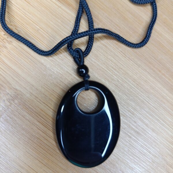 Collier avec pendentif ovale en obsidienne noire