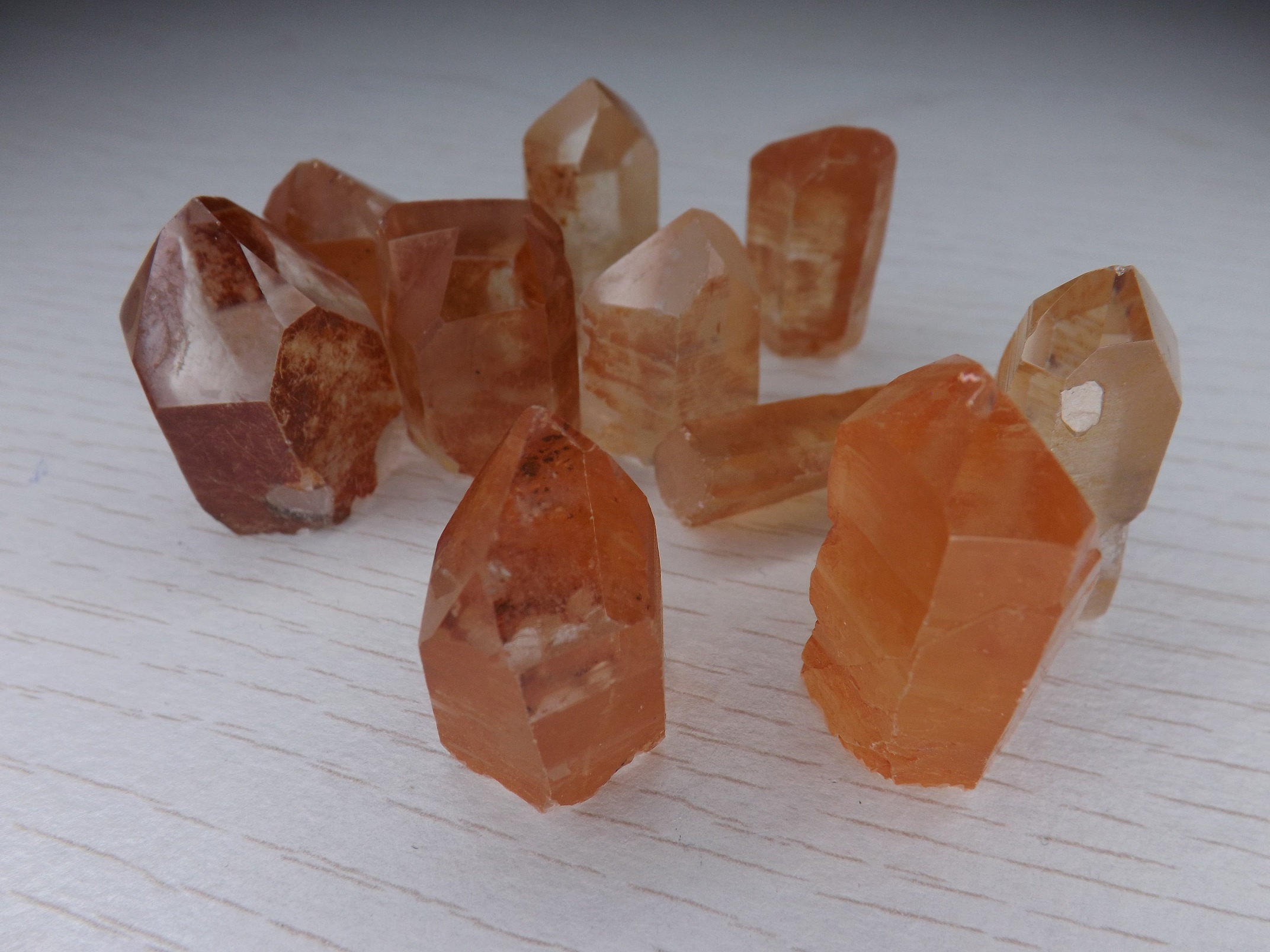 pointes en quartz hématoïde naturel, blanc et orange - marron cristal de roche brésil
