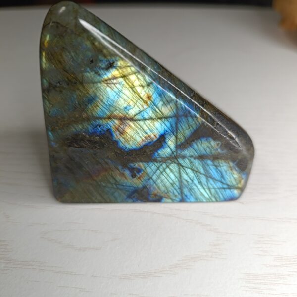 Pierre taillée Labradorite Bleue / Jaune – Forme libre 374g