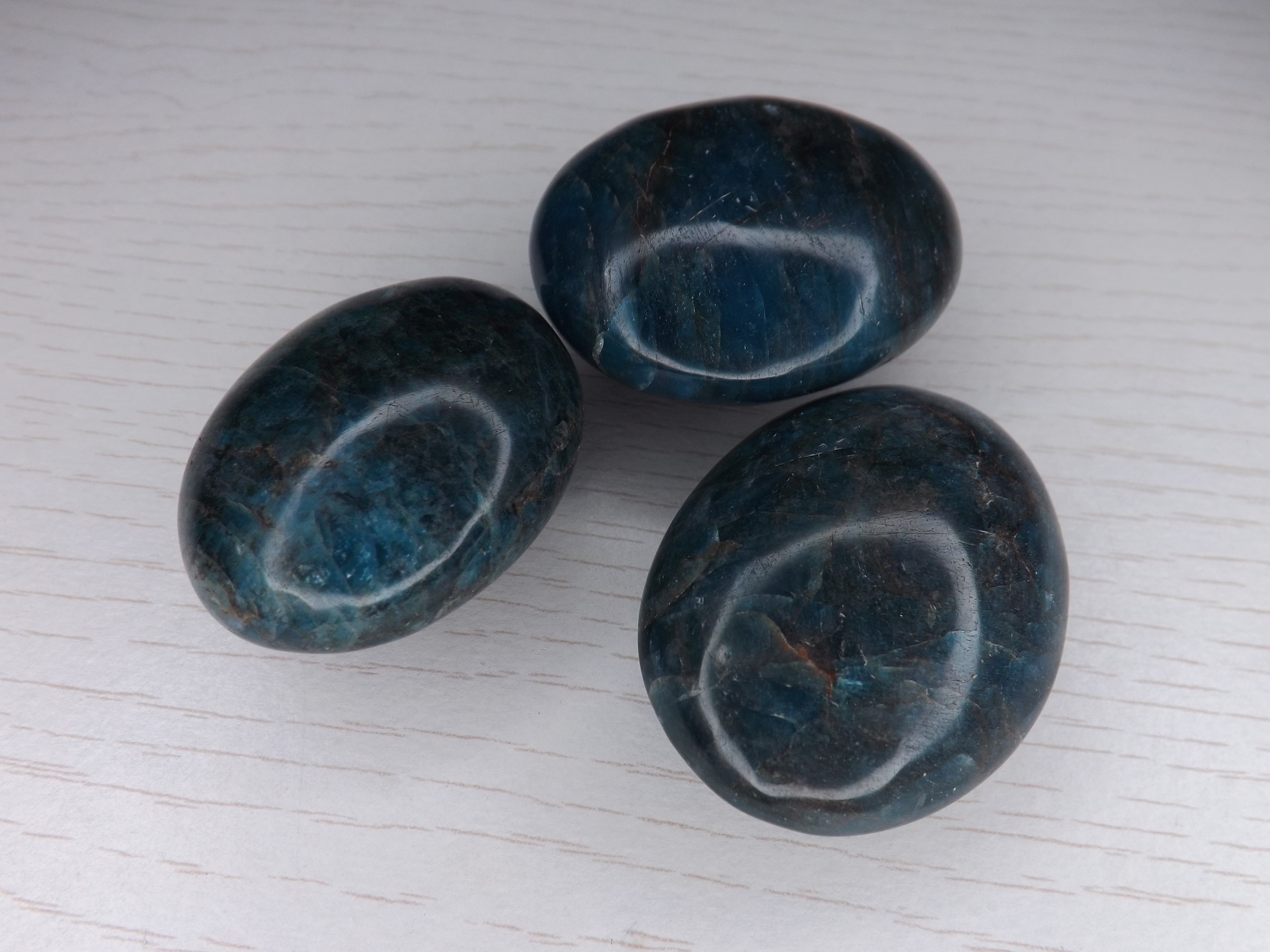 Galet en apatite bleue A 3 à 6 cm – Image 3