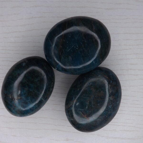 Galet en apatite bleue A 3 à 6 cm