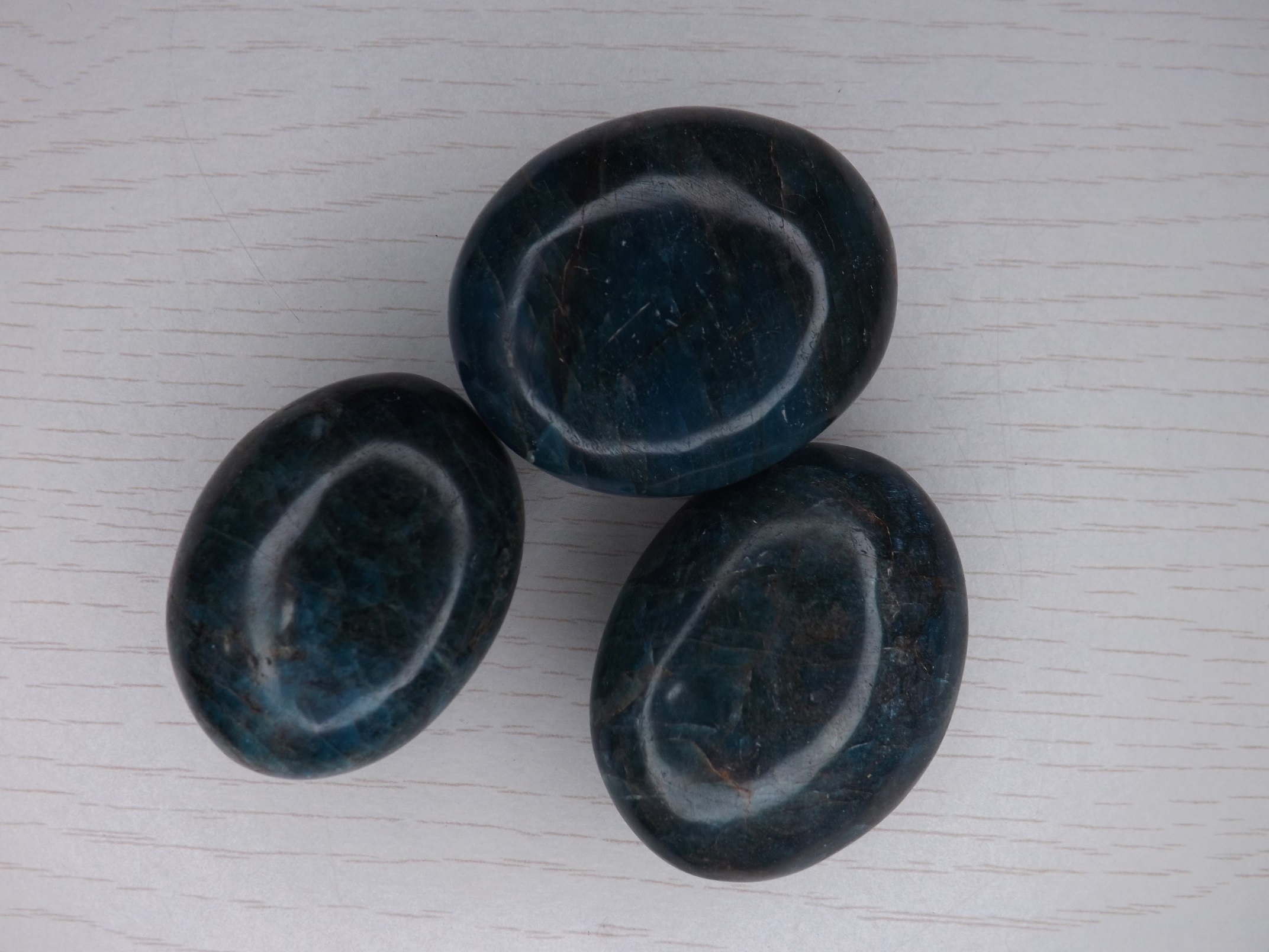 Galet en apatite bleue A 3 à 6 cm – Image 2