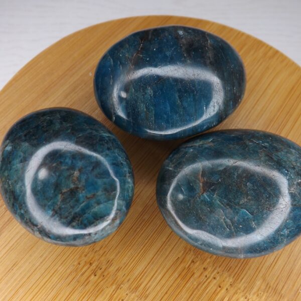 Galet en apatite bleue A 3 à 6 cm