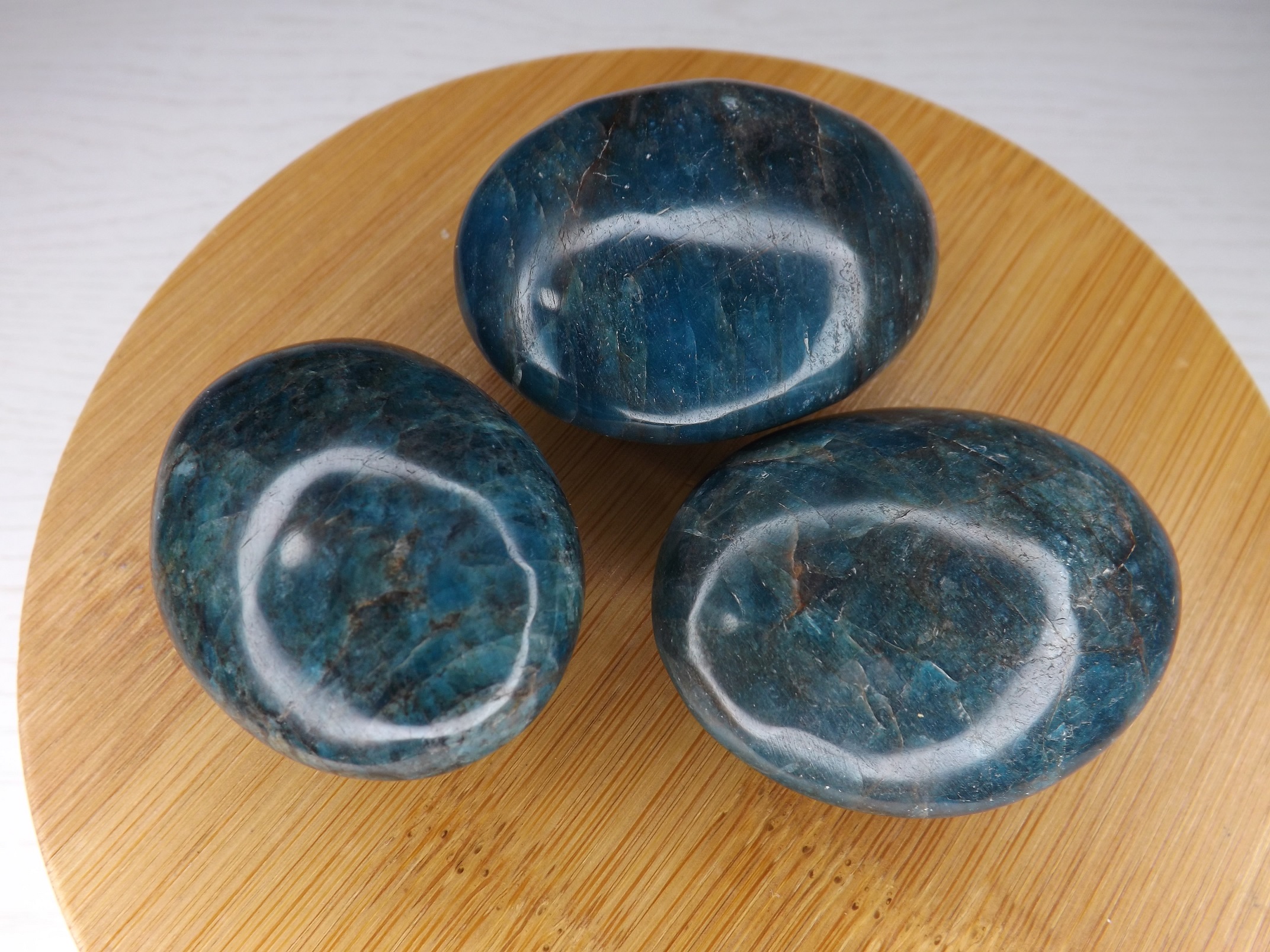 Galet en apatite bleue A 3 à 6 cm