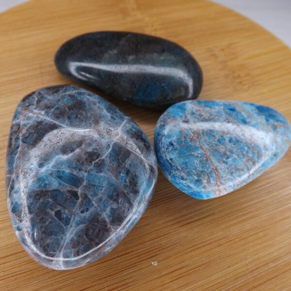 Galet plat en apatite bleue A 40 à 50mm