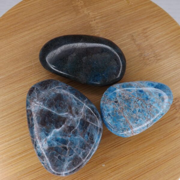 Galet plat en apatite bleue A 40 à 50mm